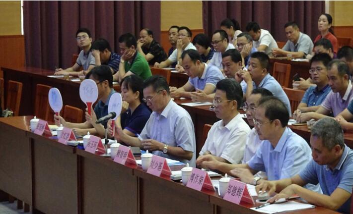 评议团成员进行点评打分